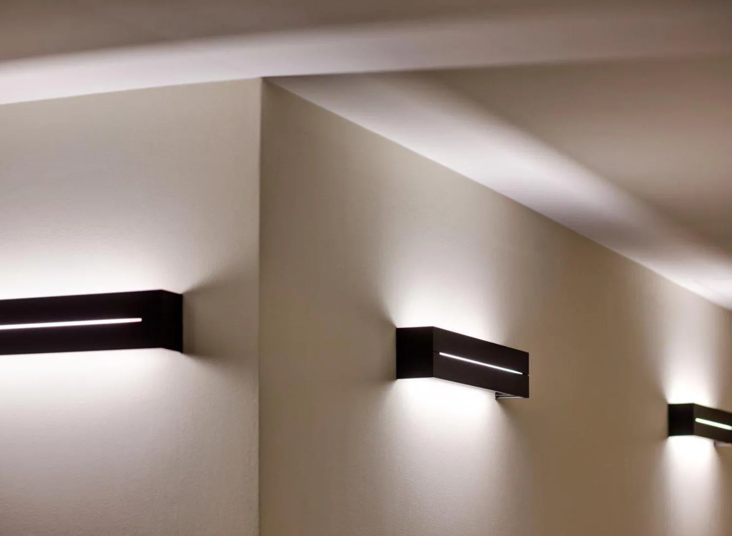 Lampy ścienne w korytarzu hotelowym